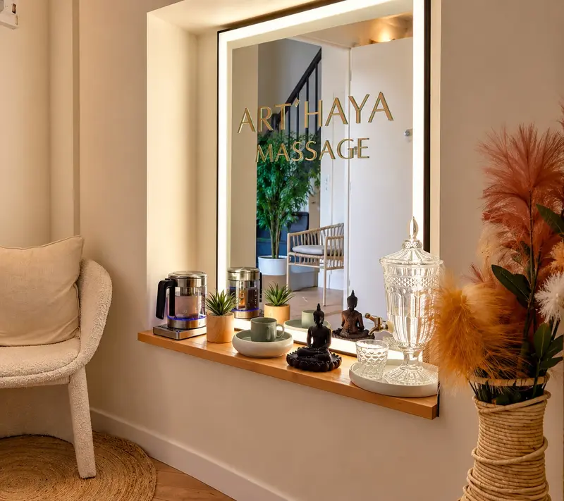 L’entrée du salon, vitrine Art’Haya Massage et fauteuil d’attente