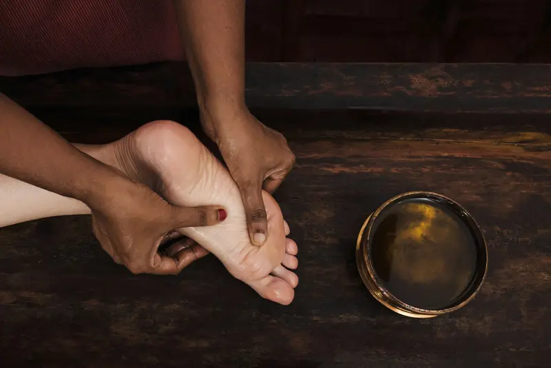 Massage des pieds à l’huile