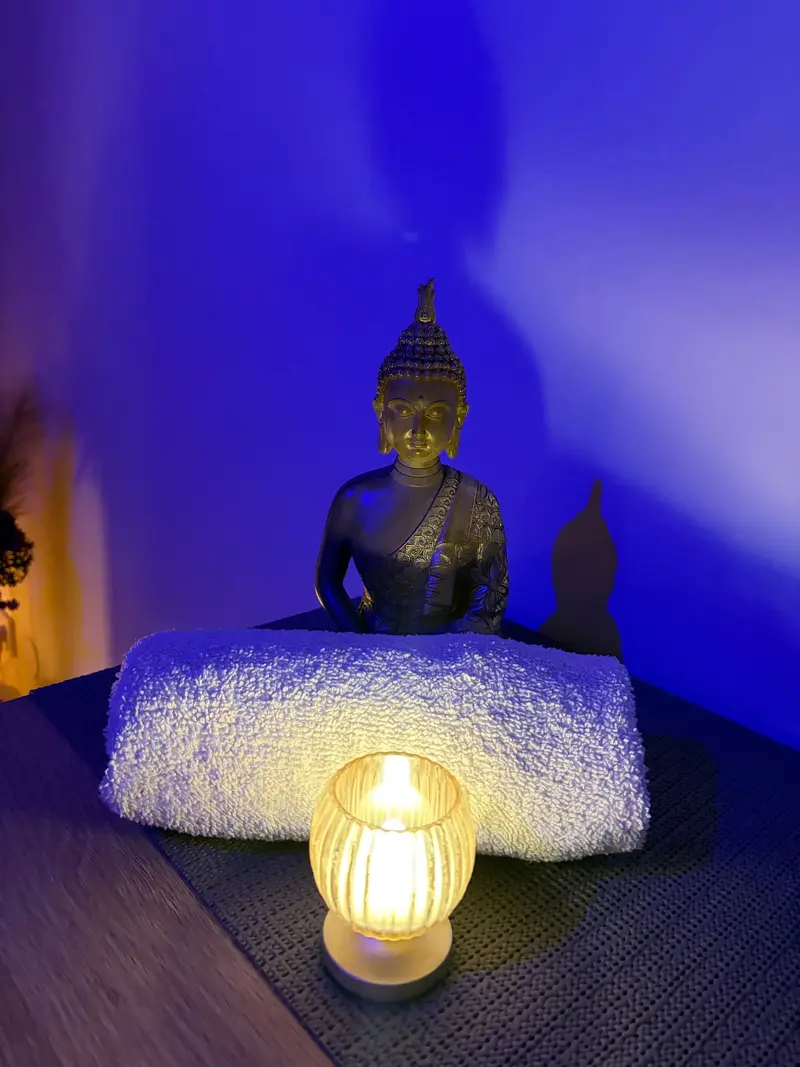 Bouddha et lampe allumée dans une lumière bleue apaisante