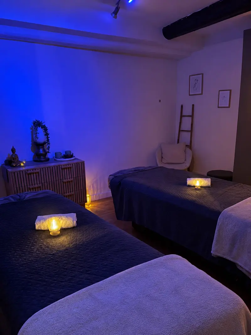 La cabine duo le soir, deux tables et bougies allumées
