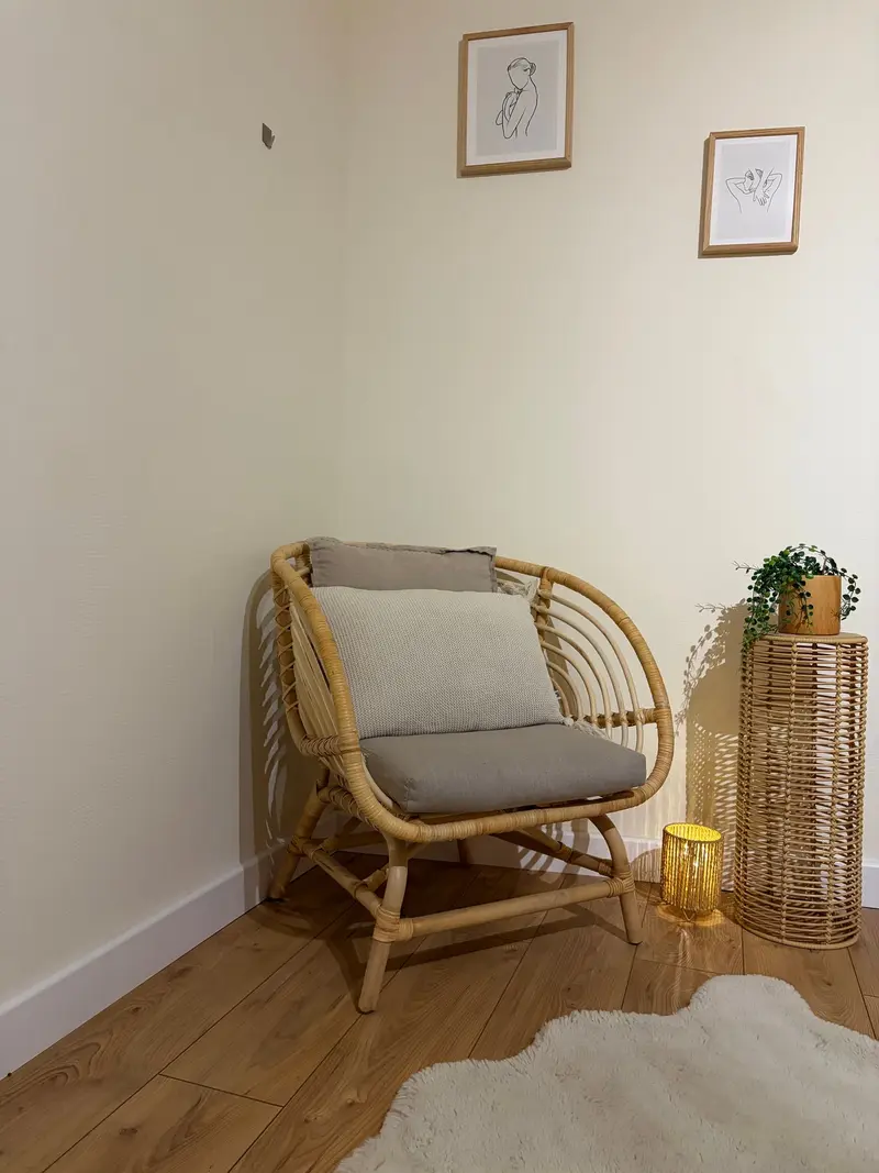 Coin du salon avec fauteuil en rotin et lanterne