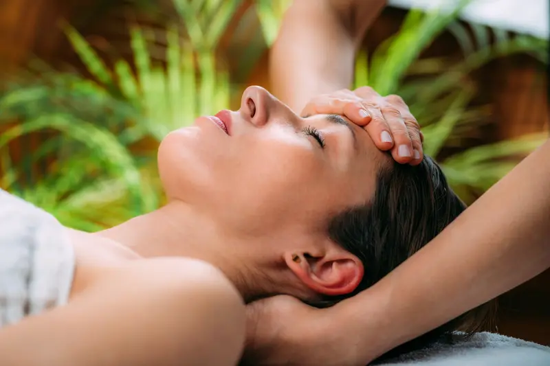 Massage du front et du cuir chevelu