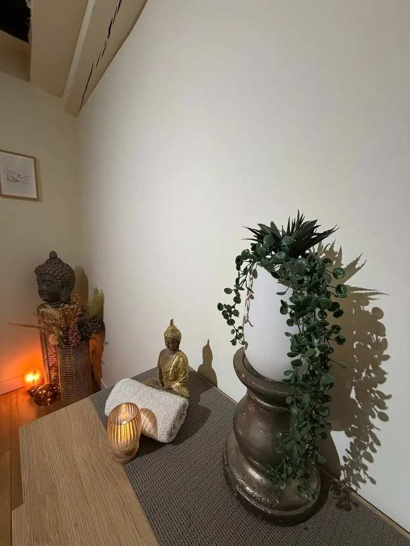Coin de la cabine avec bouddha, bougie et plante