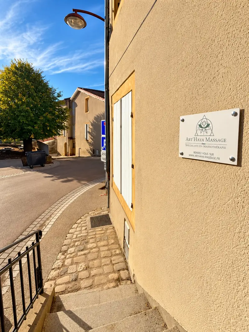 La façade du salon à Rozérieulles, plaque Art’Haya Massage à côté de la porte