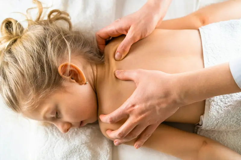 Enfant détendue pendant un massage