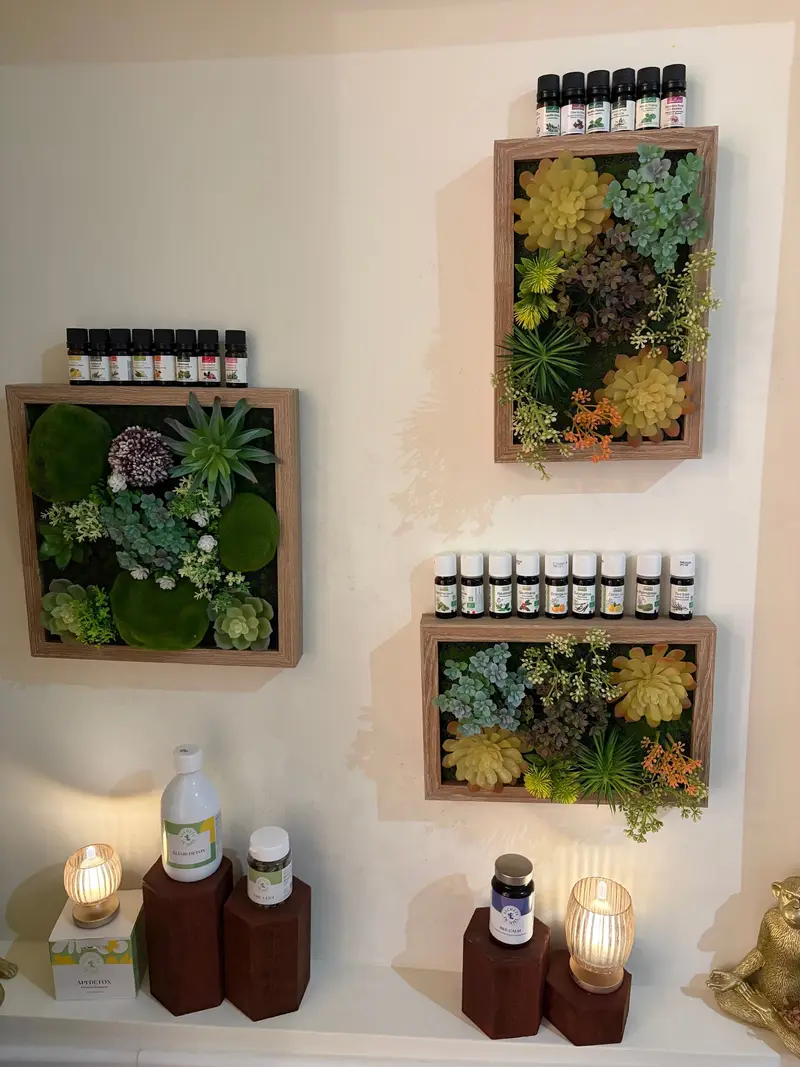 Tableaux végétaux et huiles de massage alignées au mur