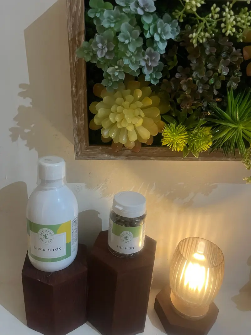 Produits Secrets de Miel et lampe sous un tableau végétal