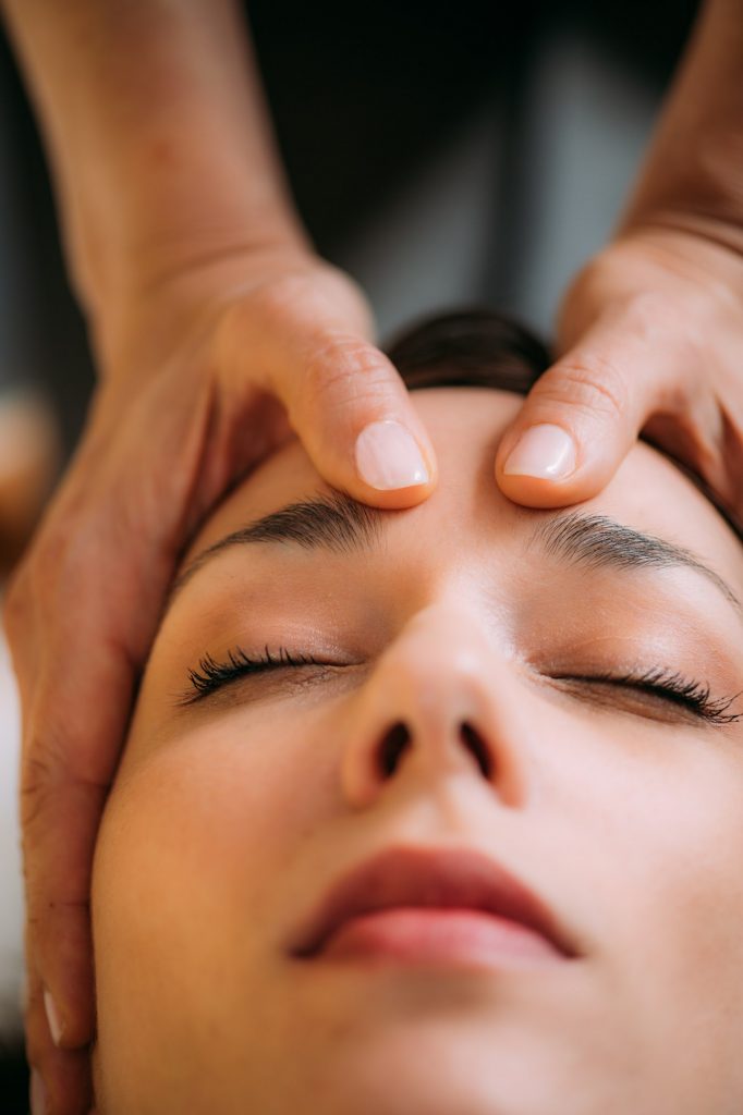 Le massage crânien, détente du cuir chevelu et du visage - Art Haya Massages Metz